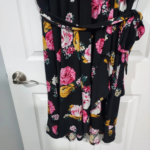 Torrid Black Fancy Flow Floral Mini Stretch Crepe Wrap Dress in Size 2 - Picture 5 of 12